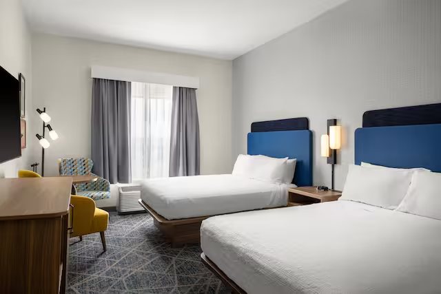 Hampton Inn Suites Davenport — Guest room