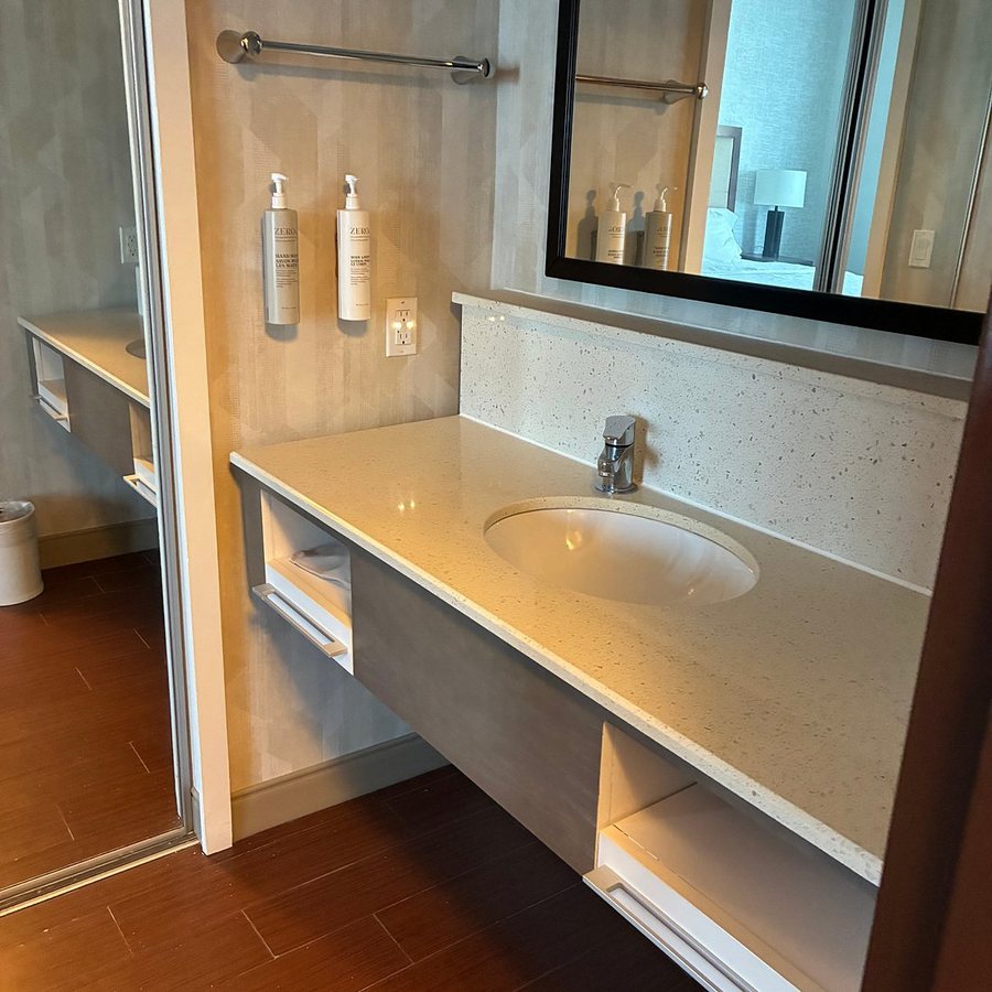 Hampton Inn Suites Deland — Bathroom