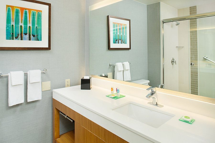 Hampton Inn Suites Denver Cherry Creek — Bathroom