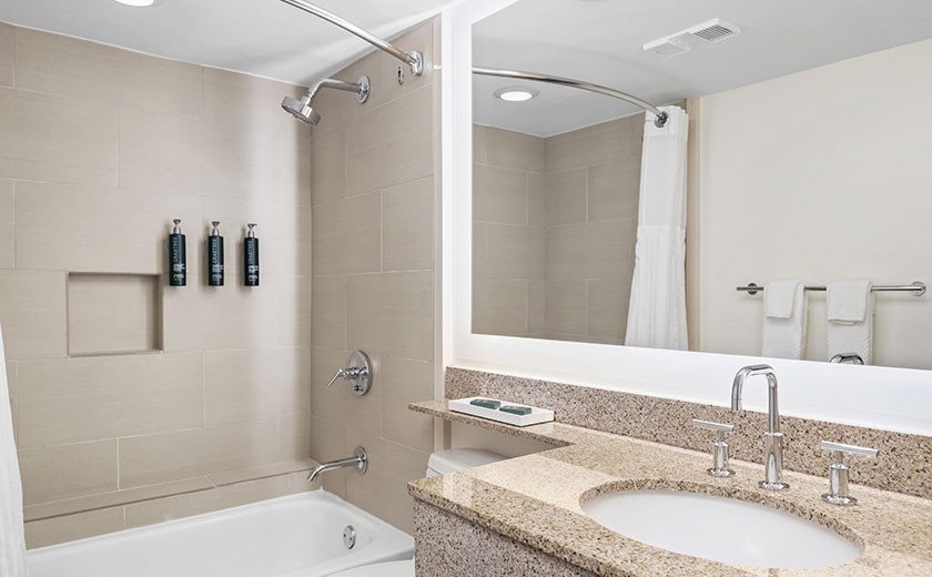 Hampton Inn Suites Destin — Bathroom