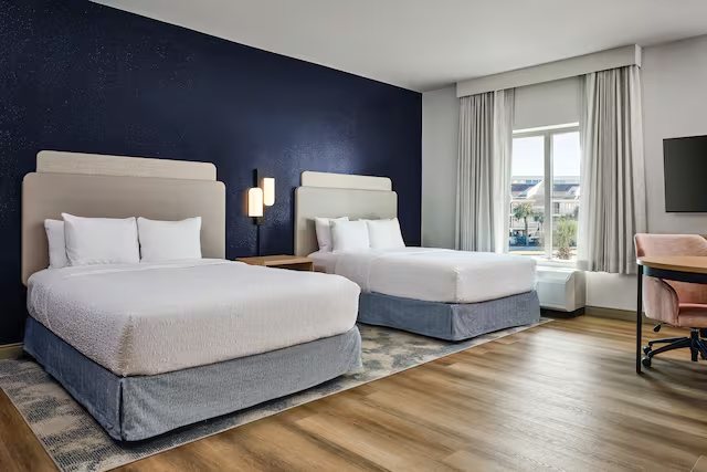 Hampton Inn Suites Destin — Guest room