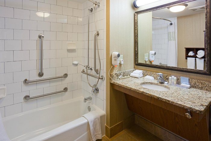 Hampton Inn Suites Duluth North Mall Area — Bathroom