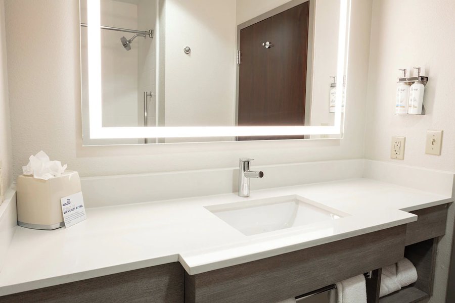 Hampton Inn Suites El Paso West — Bathroom