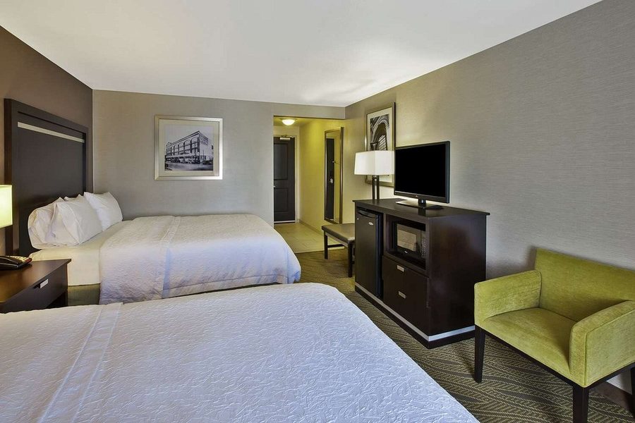 Hampton Inn Suites Elyria — Guest room