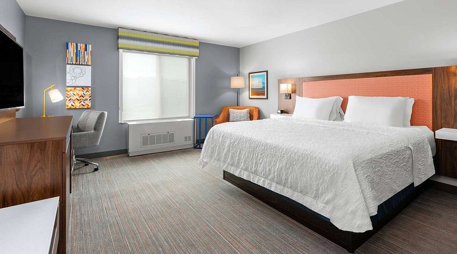Hampton Inn Suites Fairbanks — Guest room