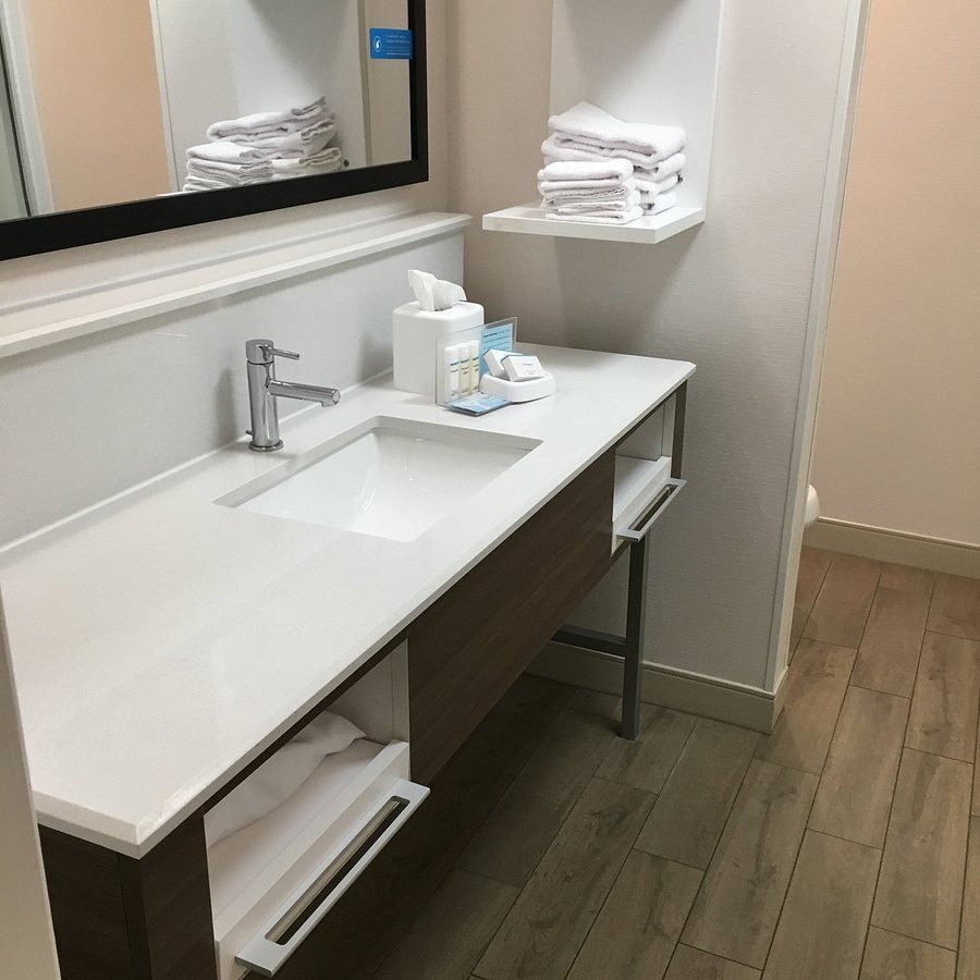 Hampton Inn Suites Fayetteville — Bathroom
