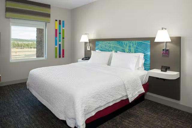 Hampton Inn Suites Flagstaff East — Guest room