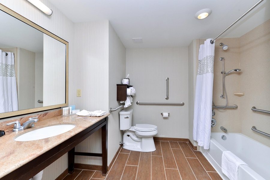 Hampton Inn Suites Folsom — Bathroom