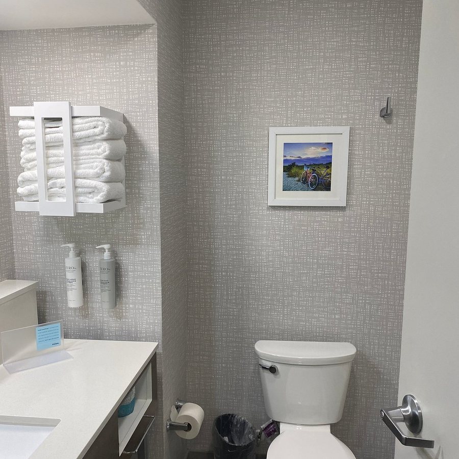 Hampton Inn Suites Fort Myers Beach Sanibel Gateway — Bathroom