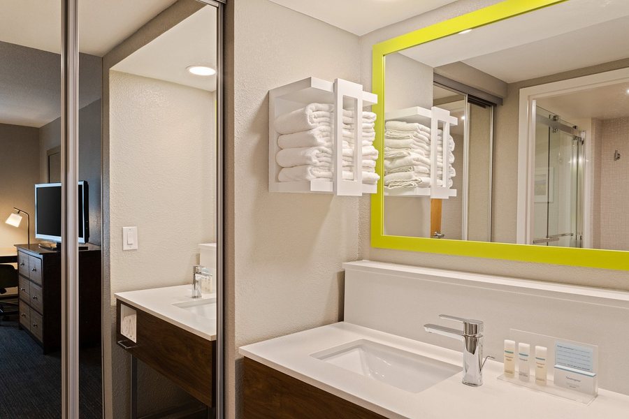 Hampton Inn Suites Fort Myers Colonial Blvd — Bathroom