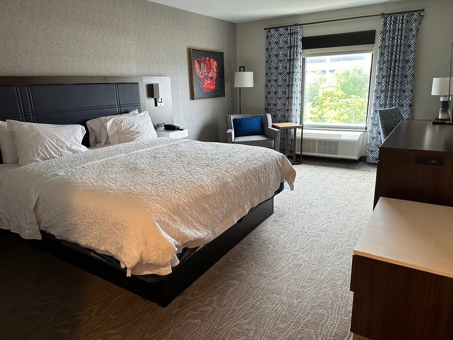 Hampton Inn Suites Fort Wayne Downtown — Guest room