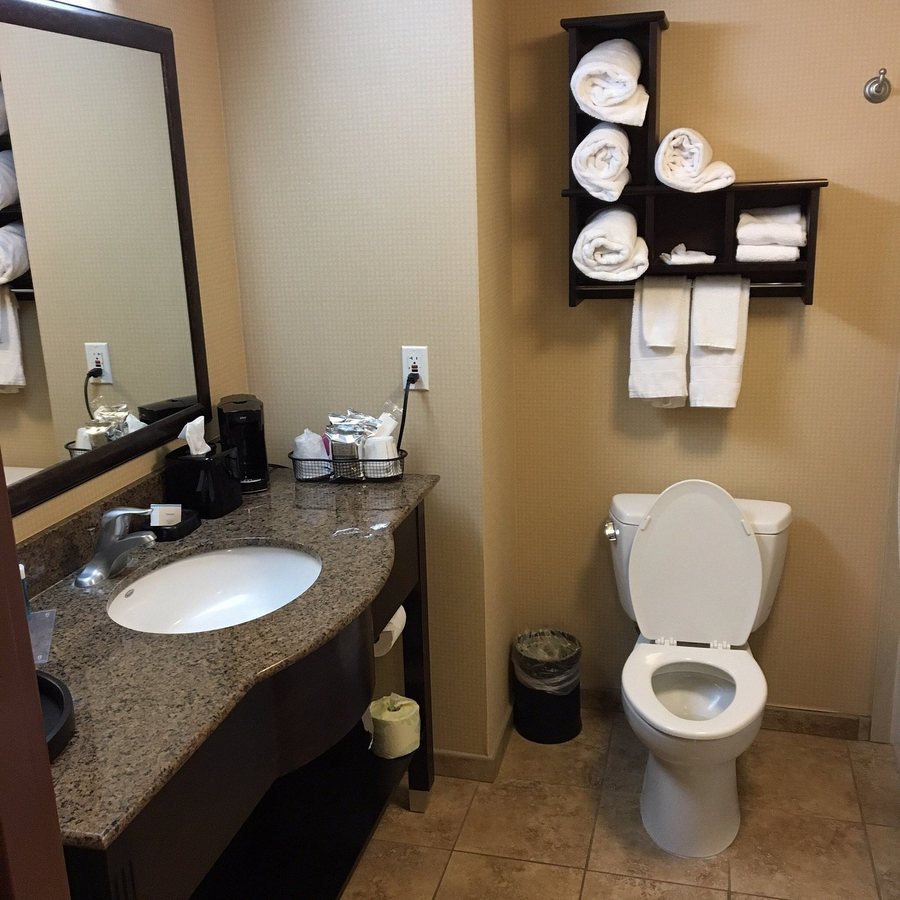 Hampton Inn Suites Fresno — Bathroom
