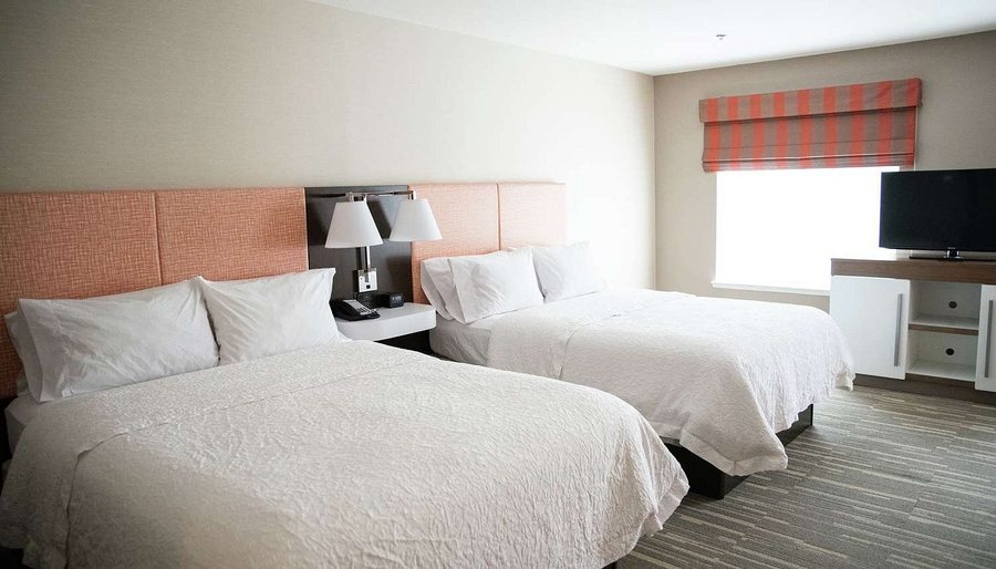 Hampton Inn Suites Fresno — Guest room