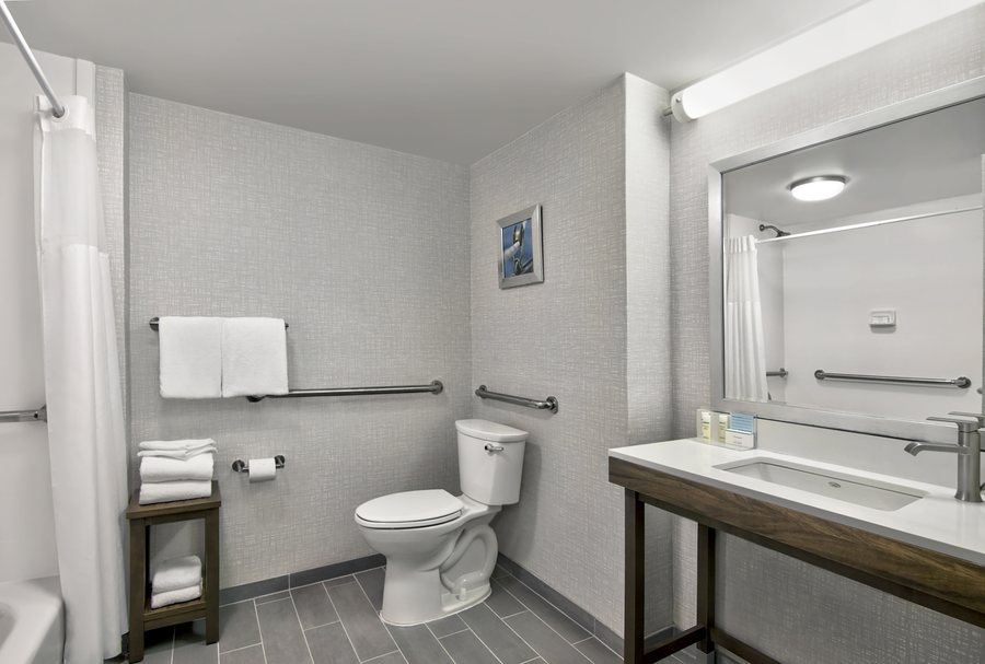 Hampton Inn Suites Ft Lauderdale miramar — Bathroom