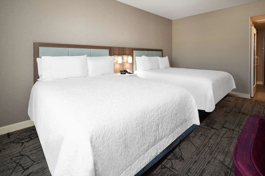 Hampton Inn Suites Gilroy — Guest room