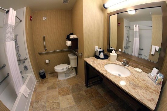 Hampton Inn Suites Grand Forks — Bathroom