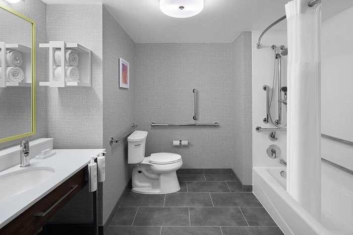 Hampton Inn Suites Grand Rapids Downtown Grand Rapids Kent County Michigan — Bathroom