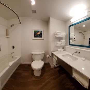 Hampton Inn Suites Grants Pass — Bathroom