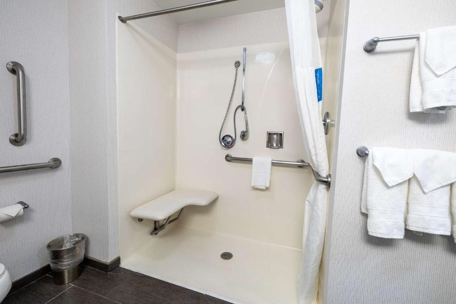 Hampton Inn Suites Greensboro Coliseum Area — Bathroom