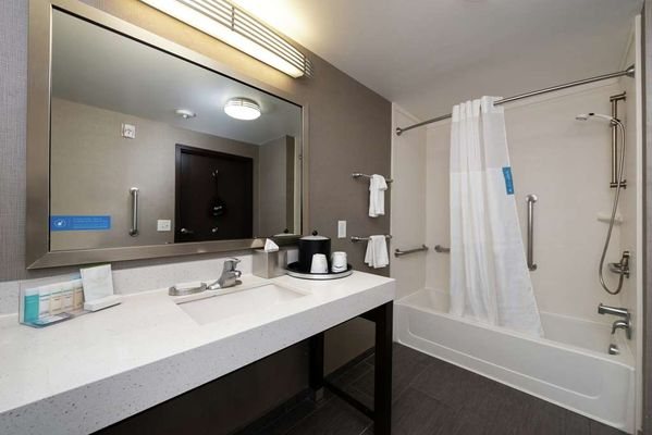 Hampton Inn Suites Greensboro Downtown — Bathroom