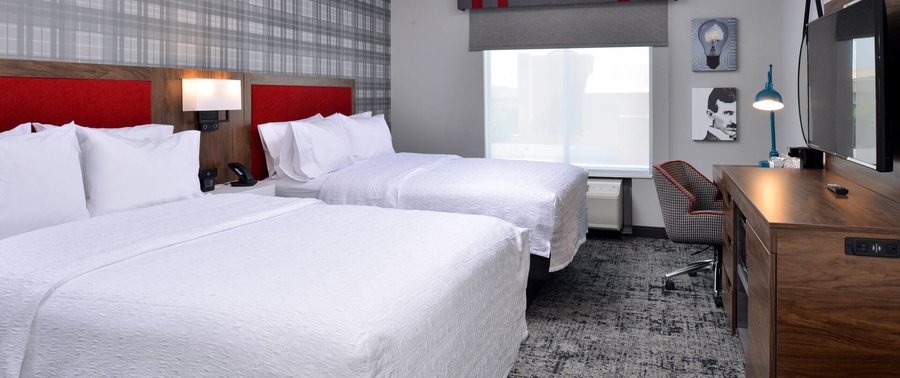 Hampton Inn Suites Greensboro Downtown — Guest room