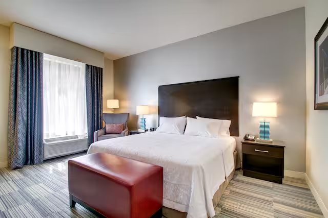 Hampton Inn Suites Greenville Airport — Guest room