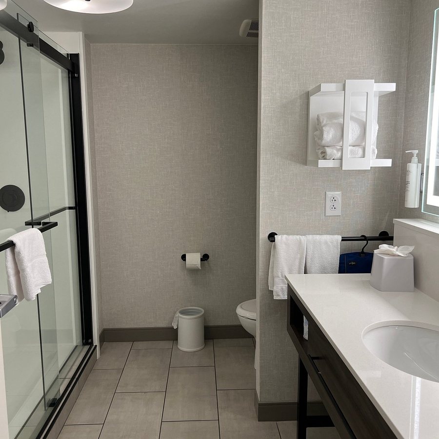 Hampton Inn Suites Greenville Downtown RiverPlace — Bathroom