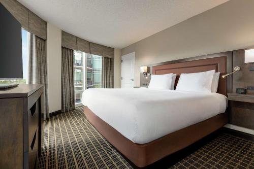 Hampton Inn Suites Greenville Downtown RiverPlace — Guest room