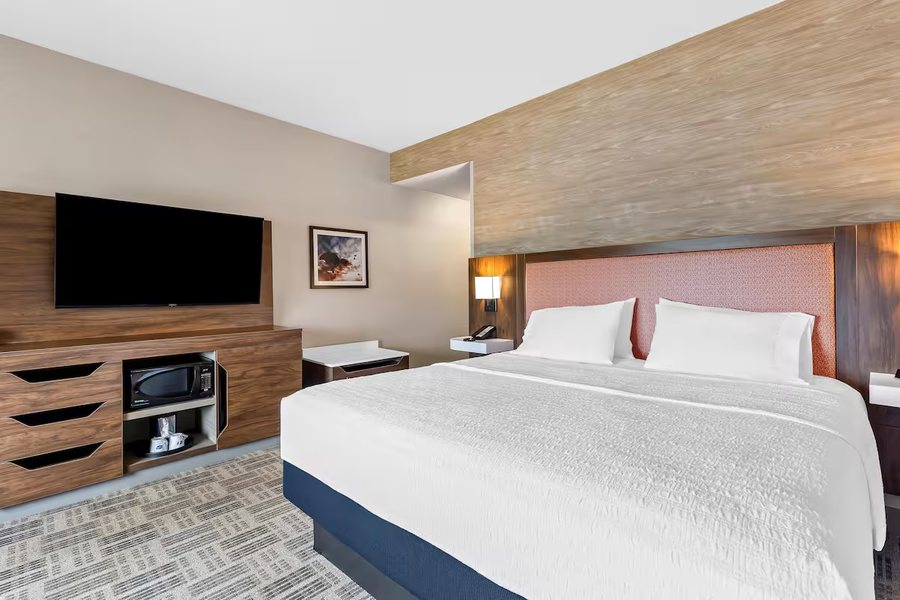 Hampton Inn Suites Grove City — Guest room