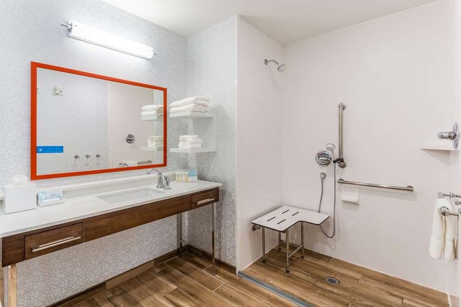 Hampton Inn Suites Guymon — Bathroom