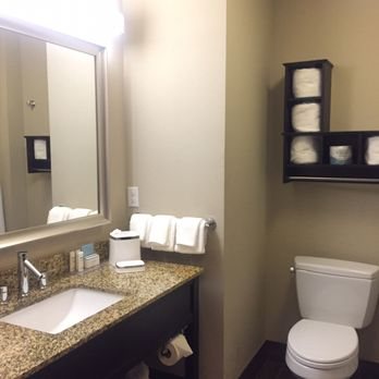 Hampton Inn Suites Harvey New Orleans West Bank — Bathroom