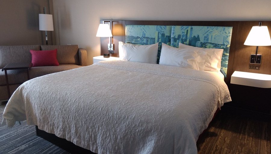 Hampton Inn Suites Houston bush Intercontinental Aprt — Guest room
