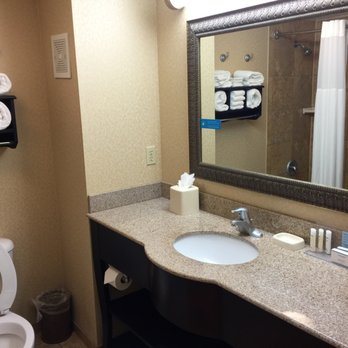Hampton Inn Suites Houston Rosenberg — Bathroom