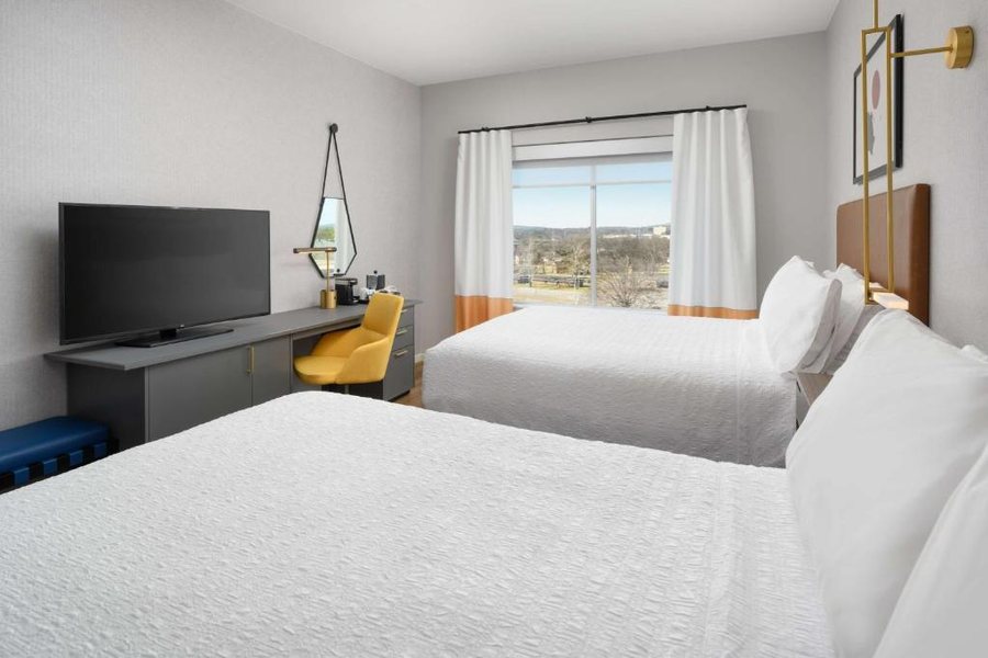 Hampton Inn Suites Huntsville Downtown — Guest room