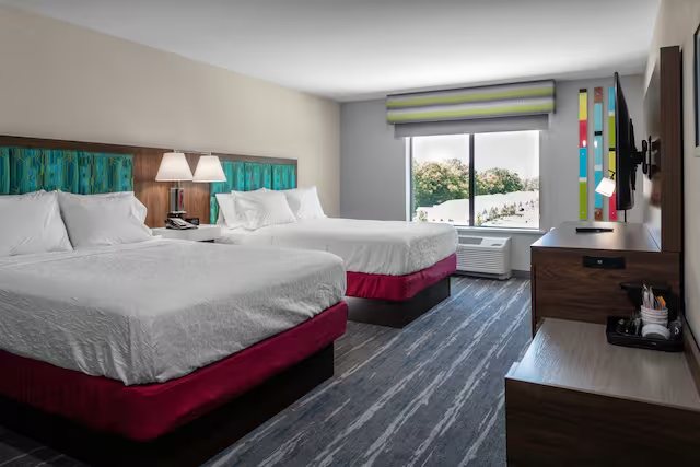 Hampton Inn Suites Indianapolis Airport — Guest room
