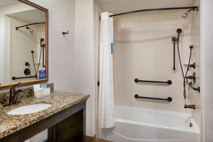 Hampton Inn Suites Jackson Downtown Coliseum — Bathroom