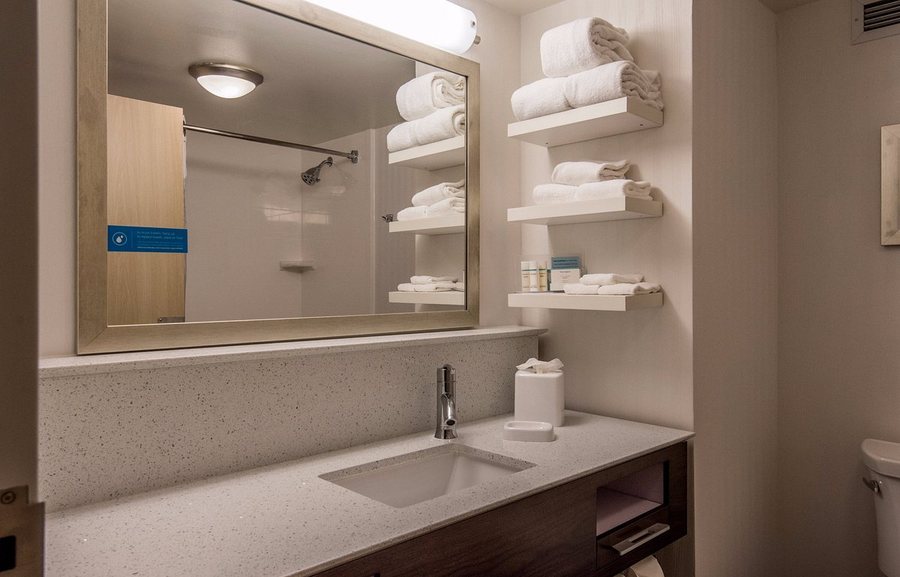 Hampton Inn Suites Jackson ridgeland — Bathroom