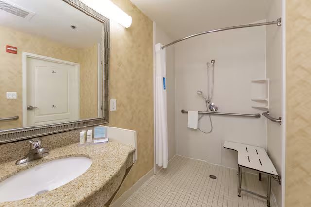 Hampton Inn Suites Jacksonville Deerwood Park — Bathroom