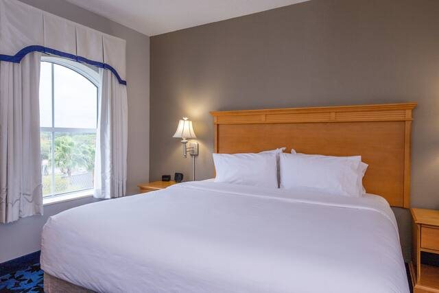 Hampton Inn Suites Jacksonville Deerwood Park — Guest room