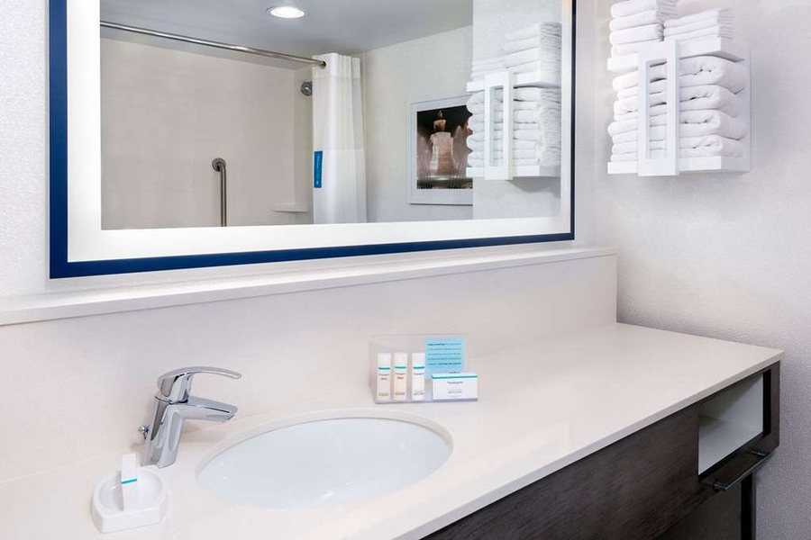 Hampton Inn Suites Kansas City Country Club Plaza Kansas City Missouri — Bathroom