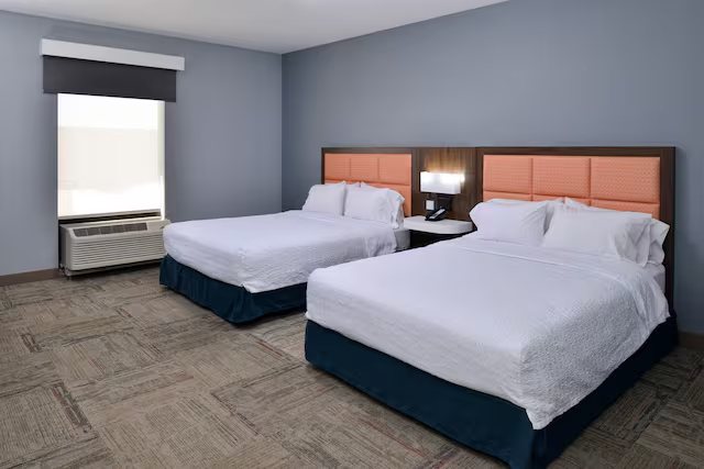 Hampton Inn Suites Kansas City Country Club Plaza Kansas City Missouri — Guest room
