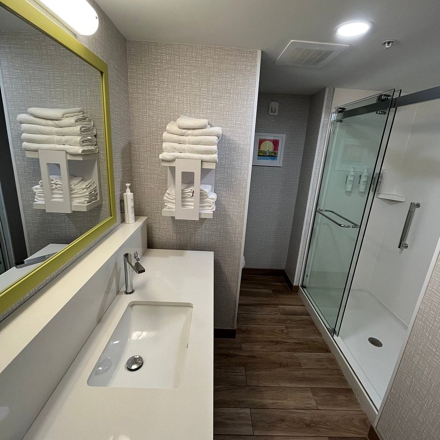 Hampton Inn Suites Keene — Bathroom