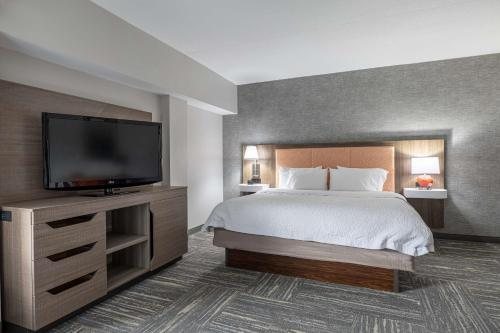 Hampton Inn Suites Knoxville downtown — Guest room