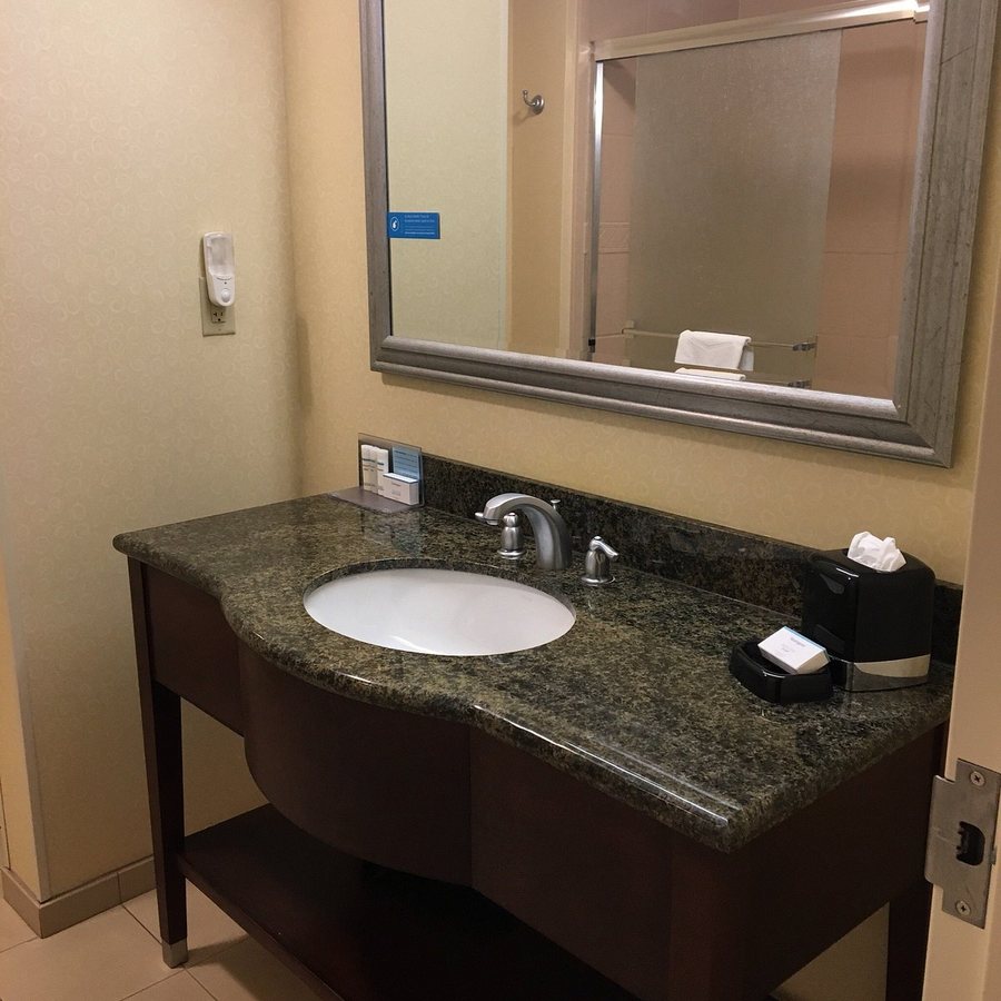 Hampton Inn Suites Knoxville Turkey Creek Farragut — Bathroom