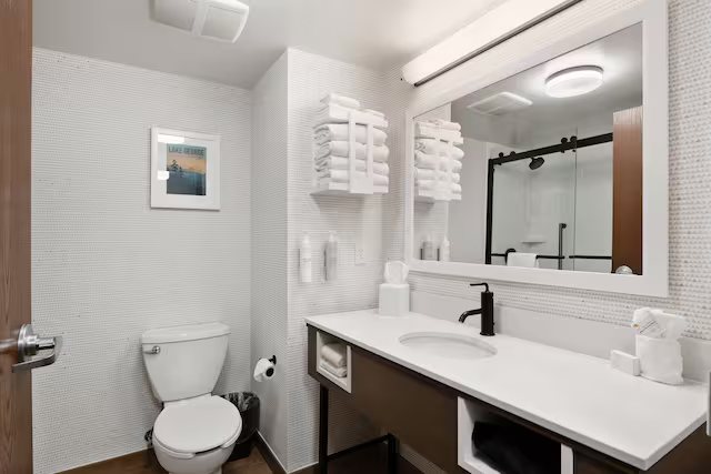 Hampton Inn Suites Lake George — Bathroom