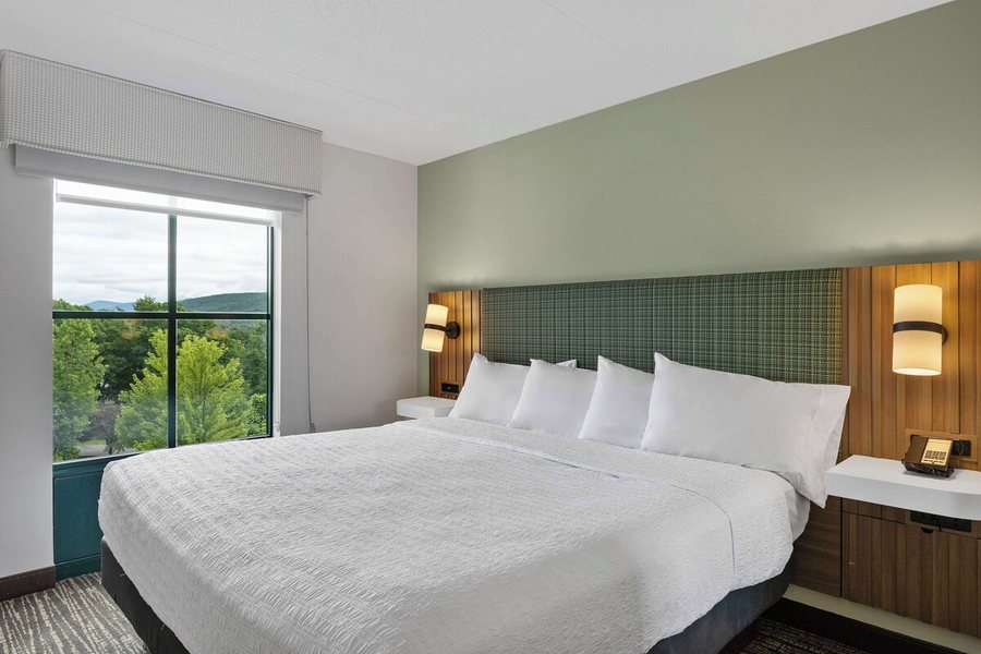Hampton Inn Suites Lake George — Guest room