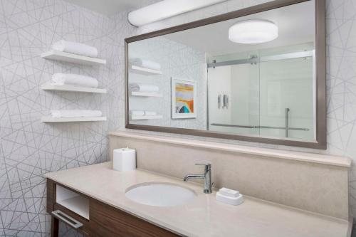 Hampton Inn Suites Lake Mary At Colonial Townpark — Bathroom