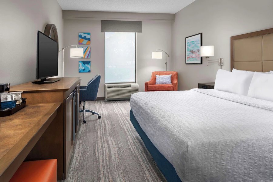 Hampton Inn Suites Lake Mary At Colonial Townpark — Guest room