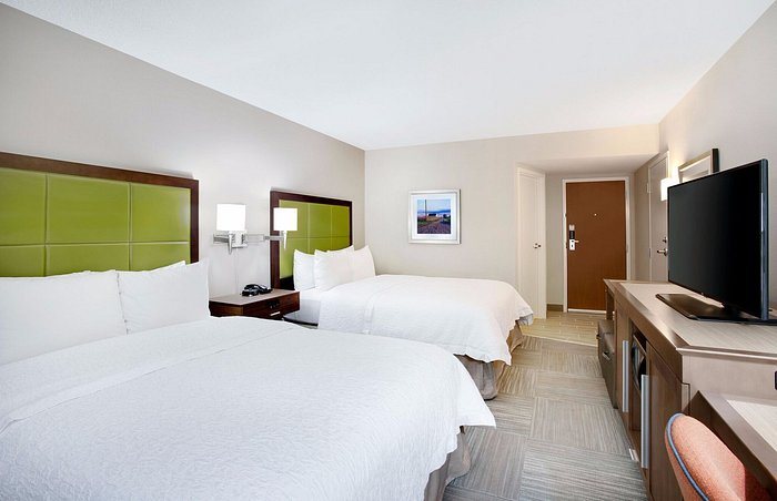 Hampton Inn Suites Lancaster — Guest room