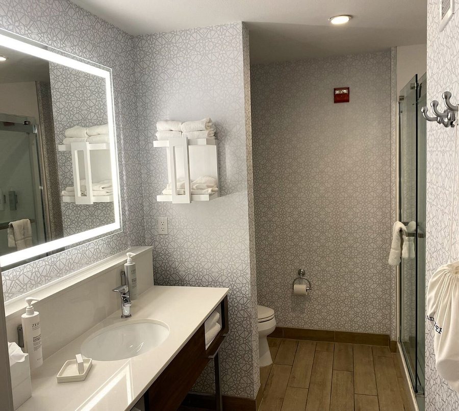 Hampton Inn Suites Las Vegas Red Rock Summerlin — Bathroom